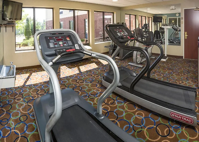 Holiday Inn Express & Suites Manchester - Airport By IhgAirport Hotel